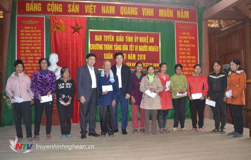 Trao quà Tết cho các hộ nghèo, ga đình chính sách xã Yên Khê, huyện Con Cuông.