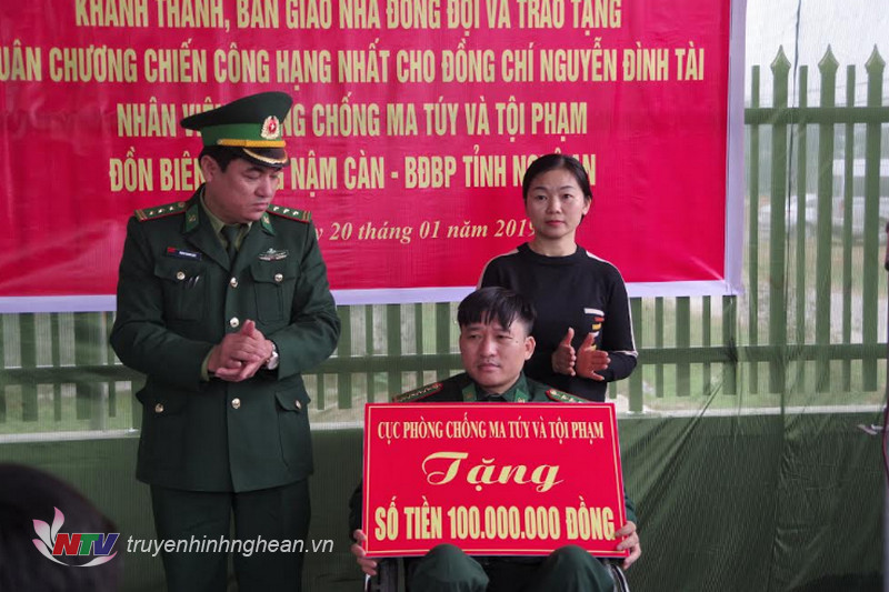 Cục Phòng chống tội phạm tặng 