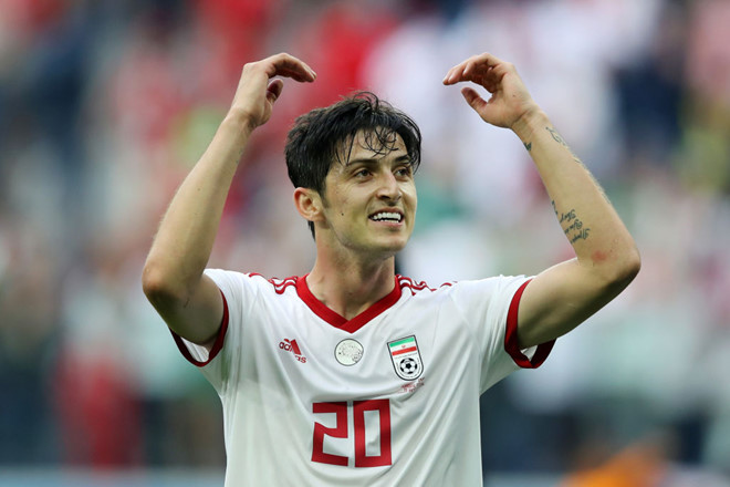 Sardar Azmoun (Iran): Iran đang chứng minh mình là ứng cử viên hàng đầu cho chức vô địch tại UAE sau chiến thắng đậm đà 3-0 trước tuyển Trung Quốc. Với cái tên Sardar Azmoun trong đội hình, không khó để giải thích tại sao họ lại đang chơi tốt đến vậy.Một bàn thắng và một pha kiến tạo là những gì cầu thủ 24 tuổi làm được trước đội bóng của HLV Marcello Lippi. Sardar luôn khiến hàng phòng ngự của đối phương phải chao đảo với những tình huống đi bóng thông minh rồi tung ra cú dứt điểm hiểm hóc. Anh cũng đang là chân sút ghi bàn nhiều thứ năm trong lịch sử đội tuyển Iran.