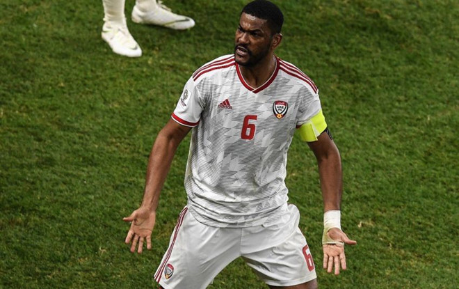 Fares Juma (UAE): Đội chủ nhà Asian Cup 2019 đang tạo ra hết bất ngờ này đến bất ngờ khác khi vượt qua đội đương kim vô địch Australia để đi tiếp. Sẽ thật thiếu sót nếu chỉ nhắc đến bàn thắng của Ali Ahmed Mabkhout ở phút thứ 68 khi hàng phòng ngự UAE đã chơi quá kiên cường để đứng vững và bảo vệ thành quả.Nhiệm vụ theo kèm Mathew Leckie bên phía Australia là không đơn giản. Thực tế, Juma đã phải đương đầu với rất nhiều khó khăn và anh cũng gặp một số chấn thương trong trận đấu. Tuy nhiên, tinh thần quả cảm và lối chơi nhiệt huyết là những gì người hâm mộ được chứng kiến từ cầu thủ sinh năm 1988.