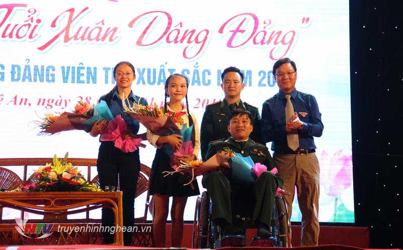 Bí thư Tỉnh đoàn Phạm Tuấn Vinh tặng hoa cho các khách mời giao lưu trong chương trình.