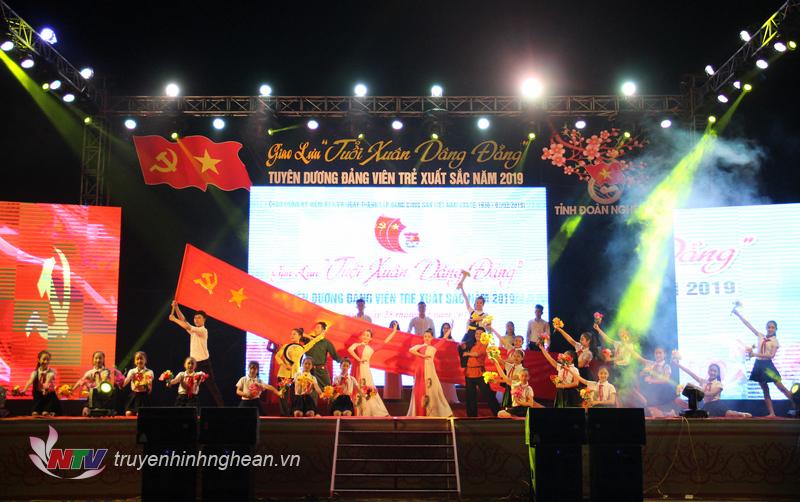 Tiết mục văn nghệ mở màn chương trình.