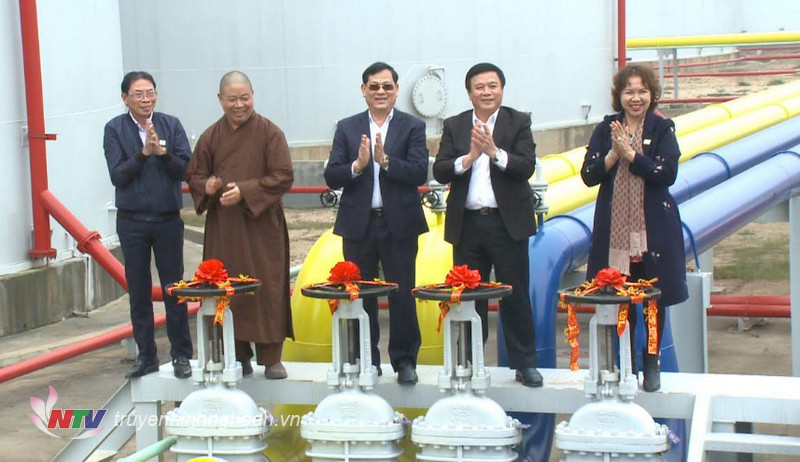 Các đại biểu thực hiện nghi lễ đón tàu cập cảng.