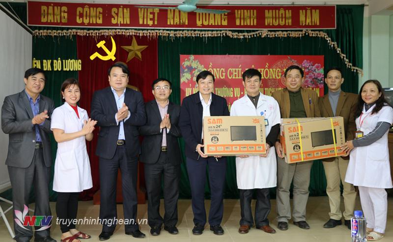 Phó PG88 go Bắn cá UBND tỉnh Lê Hồng Vinh chúc Tết, tặng quà cho cán bộ, đội ngũ y, bác sĩ Bệnh viện đa khoa huyện Đô Lương.