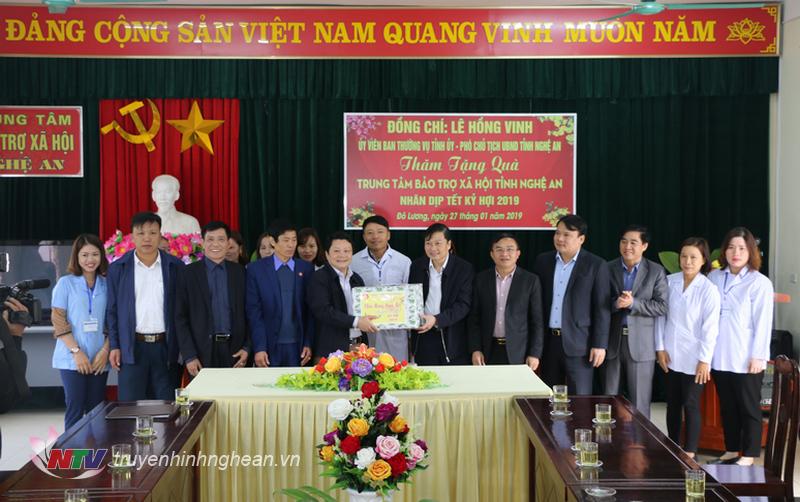 Phó PG88 go Bắn cá UBND tỉnh Lê Hồng Vinh chúc và tặng quà Tết cán bộ, nhân viên Trung tâm Bảo trợ xã hội tỉnh.