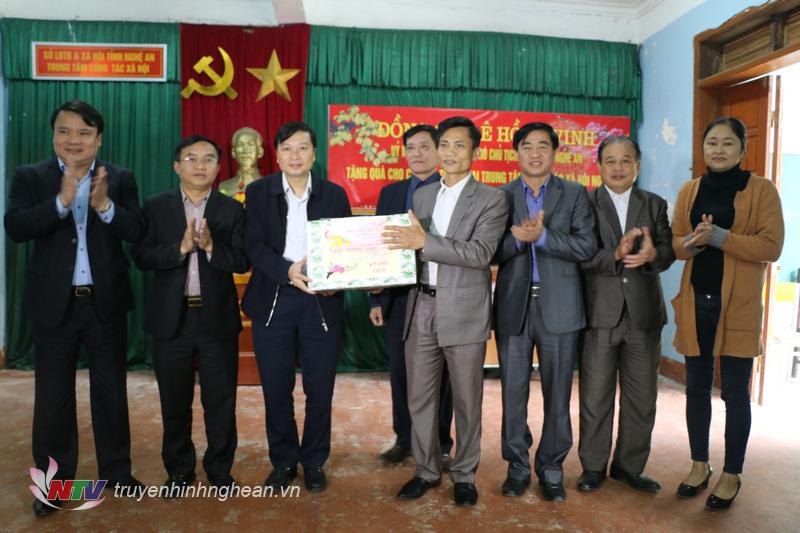 Phó PG88 go Bắn cá UBND tỉnh Lê Hồng Vinh tặng quà chúc Tết cán bộ, 