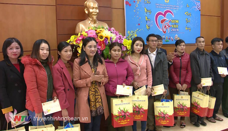 Đồng chí Cao Thị Hiền - Tỉnh ủy viên, Phó Chủ tich HĐND tỉnh trao quà Tết.