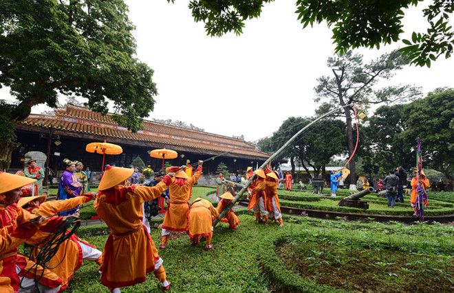 Lễ dựng nêu ở Đại Nội Huế dịp Tết. 