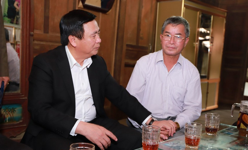 Bí thư Trung ương Đảng Nguyễn Xuân Thắng trò chuyện cùng ông Vi Hải Đào. 