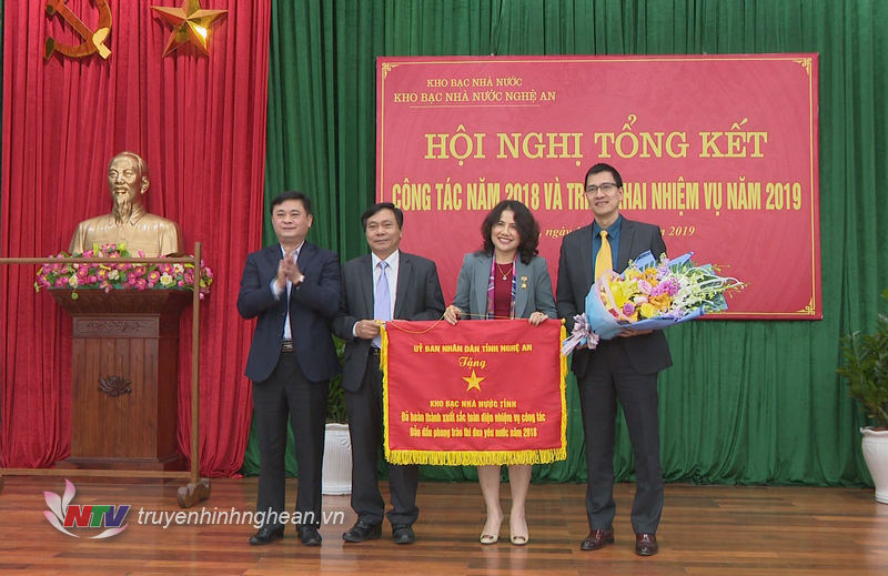 PG88 go Bắn cá UBND tỉnh Thái Thanh Quý trao cờ thi đua của UBND tỉnh cho Kho bạc Nhà nước