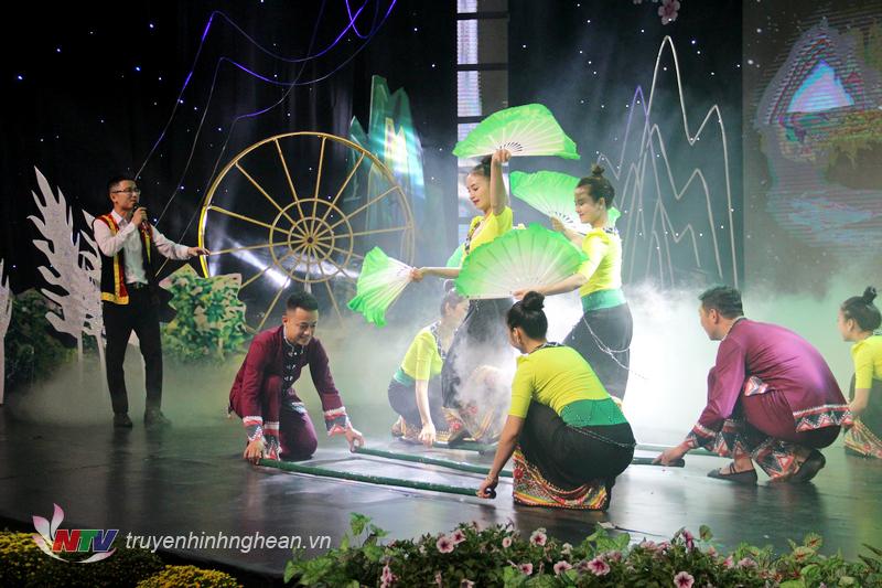 Nhạc sĩ Lương Tuyển đã có những ngày gắn bó với bà con dân bản với một mong muốn gìn giữ và khôi phục lại vốn văn hóa dân gian cổ của đồng bào miền Tây, đặc biệt là đồng bào Thái.