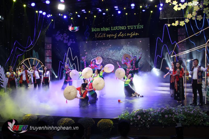 Nhạc sĩ Lương Tuyển - cánh chim của đại ngàn, mang nhiều khát vọng vẫn còn dang dở. Mùa xuân đến, ngân vang những giai điệu xốn xang, mà càng nghe, người thân – bè bạn  và cả bà con miền núi lại nhớ ông – người nhạc sĩ của bản làng