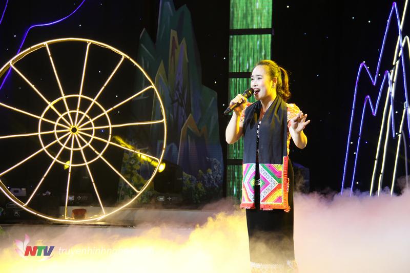 Ca sĩ Thu Hoàng trong ca khúc "Em về làm dâu núi rừng". Đây là ca khúc nhạc sỹ Lương Tuyển sáng tác dành tặng cho người bạn đời của mình.