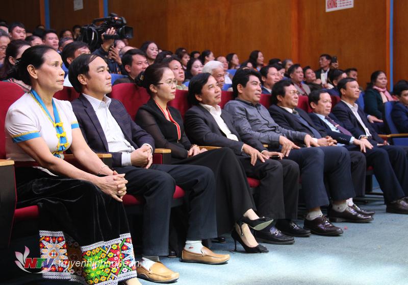 Tham dự đêm nhạc có các đồng chí: Lương Thanh Hải – Tỉnh ủy viên, Trưởng Ban Dân tộc Tỉnh ủy; Võ Thị Minh Sinh – Tỉnh ủy viên, Phó Ban Tổ chức Tỉnh ủy; Hồ Mậu Thanh – Tỉnh ủy viên, Giám đốc Sở Văn hóa – PG88 go Xócđĩa; Nguyễn Như Khôi – Tỉnh ủy viên, Giám đốc Đài PT-TH PG88 go Bắn cá; Trần Quốc Khánh – Phó Ban Tuyên giáo Tỉnh ủy; lãnh đạo huyện Con Cuông, Tương Dương; lãnh đạo các Phòng, Trung tâm văn hóa các huyện miền núi, các nhạc sỹ, bạn bè, đồng nghiệp cùng con cháu trong gia đình nhạc sỹ Lương Tuyển.