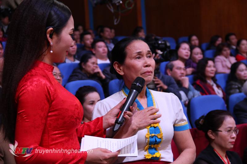 Chị Đào Thị Thảo xúc động khi nhớ về người chồng của mình - nhạc sỹ Lương Tuyển. Ca khúc này gợi nhớ về tình yêu mà nhạc sỹ Lương Tuyển dành cho người vợ tần tảo của mình, bỏ xuôi để theo ông về bản. 