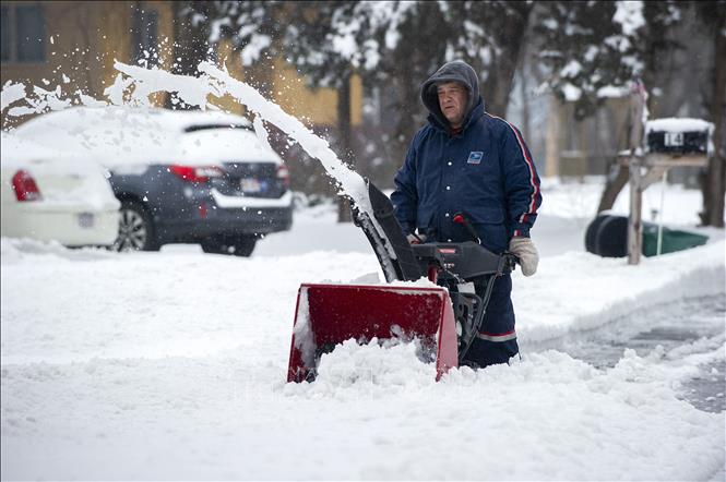 Người dân dọn tuyết trên đường phố tại Saugus, Massachusetts, Mỹ, ngày 20/1/2019. 