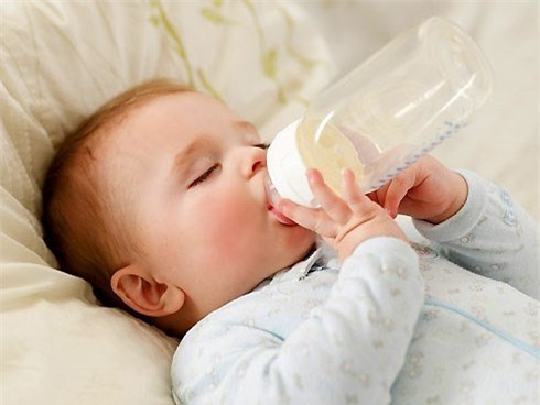 Vào những ngày lễ Tết, việc phải di chuyển liên tục và vận động mạnh làm bé nhanh mệt và dễ ngủ quên trên xe.