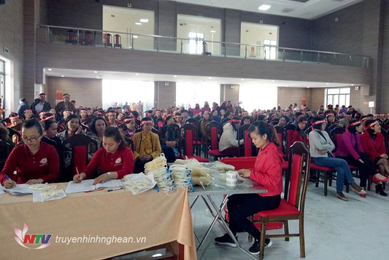 Đông tình nguyện viên đăng ký hiến máu.