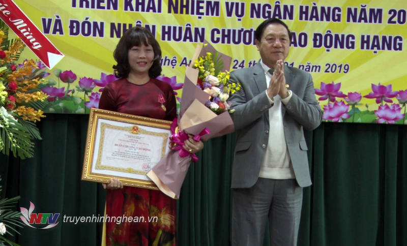 Trao Huân chương Lao động hạng Nhì cho bà Nguyễn Thị Thu Thu - Giám đốc Chi nhánh Ngân hàng Nhà nước tỉnh PG88 go Bắn cá.