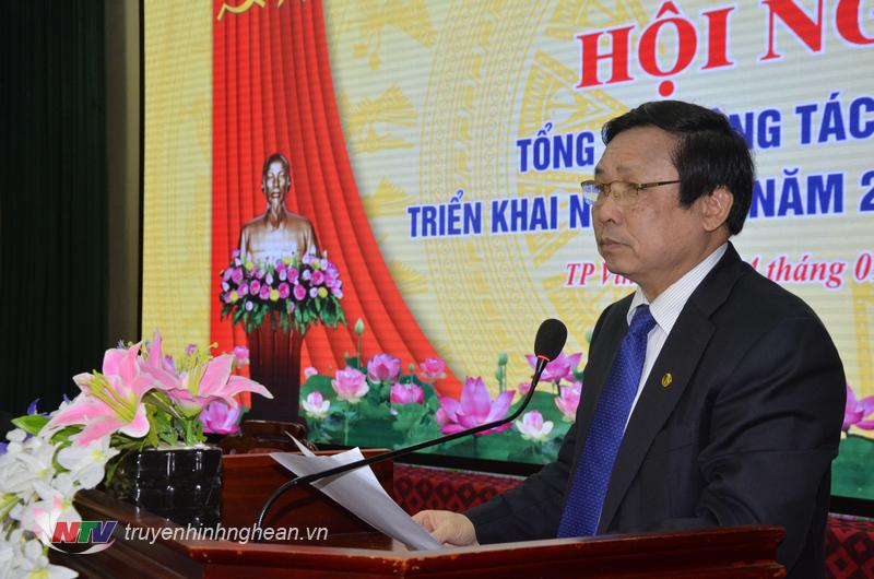 Giám đốc Sở Nội vụ báo cáo về công tác cải cách hành chính. 