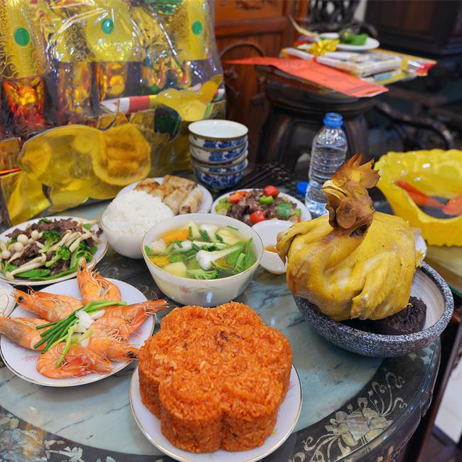 Tuỳ theo điều kiện của từng gia đình sẽ có những mâm cỗ cúng ông Táo đủ đầy các món ngon.