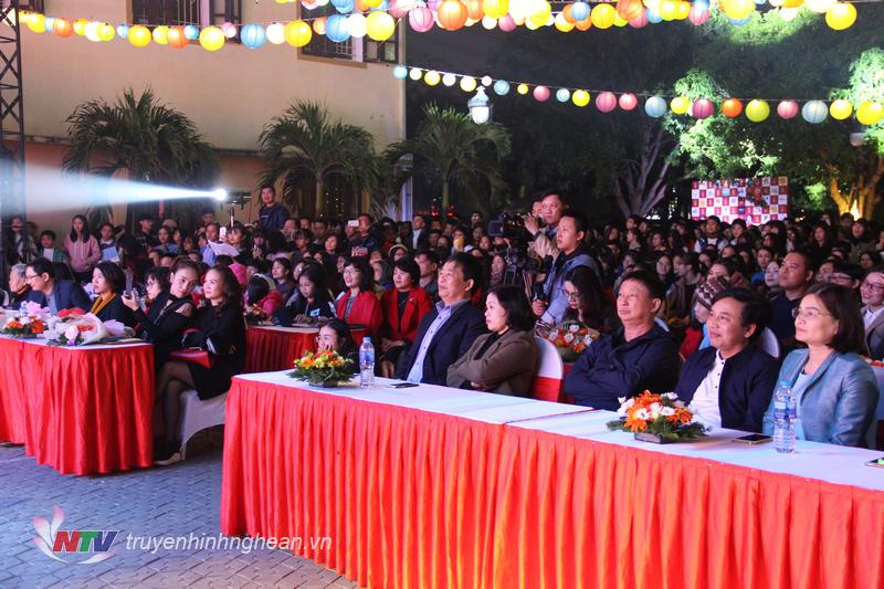 Đông đảo phụ huynh và học sinh theo dõi chương trình.