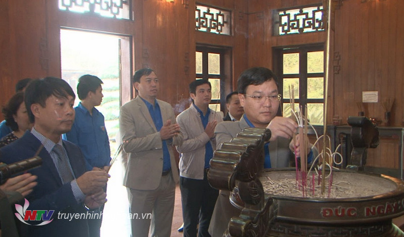 Bí thư Tỉnh đoàn Phạm Tuấn Vinh dâng hương Chủ tich Hồ Chí Minh.