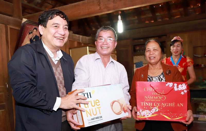 Bí thư Tỉnh ủy Nguyễn Đắc Vinh tặng quà chúc Tết gia đình ông Vi Hải Đào.