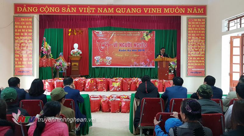 Toàn cảnh buổi trao quà.