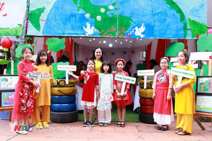 Một gian hàng lớp Tiểu học tận dụng các loại phế thải để trang trí.