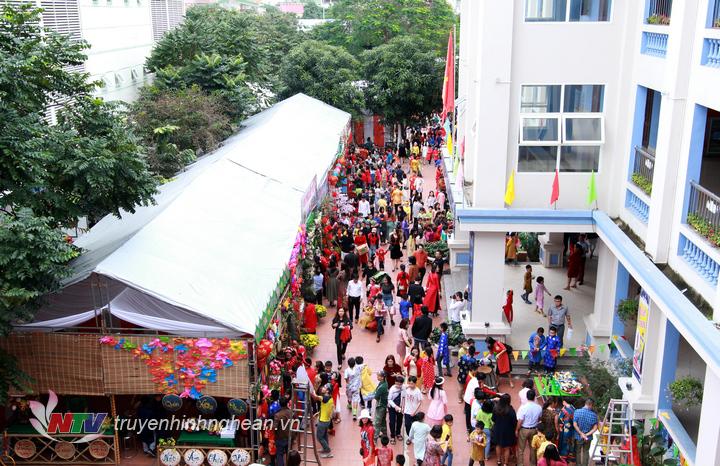 Lễ hội thu hút hàng nghìn học sinh, phụ huynh tham gia.