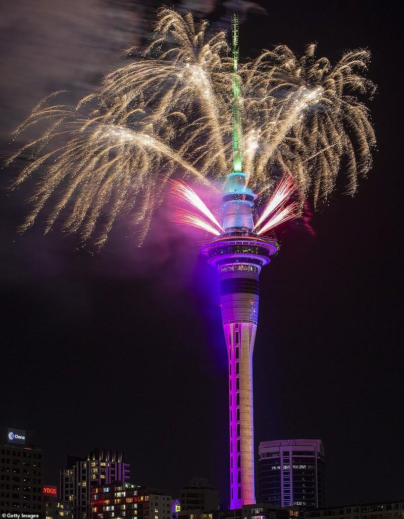 Màn pháo hoa hoành tráng trên đỉnh tháp SkyTower tại Auckland, New Zeland, đón chào Năm Mới 2020.