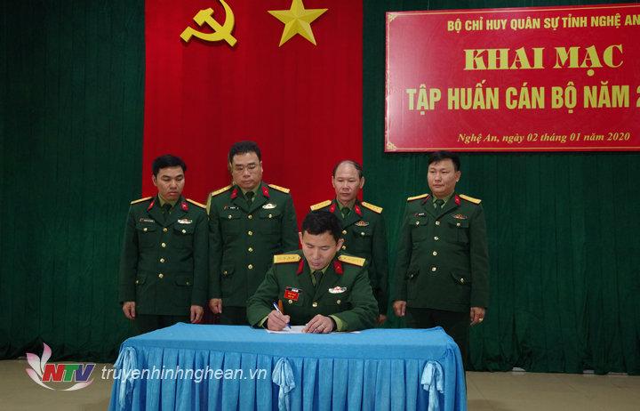 Cán bộ, học viên lớp tập huấn ký kết giao ước thi đua. 