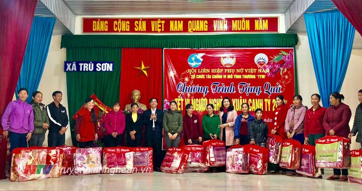 Trao quà cho các hộ gia đình ở xã Trù Sơn.