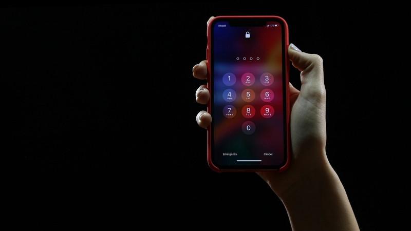 1. Giữ thiết bị của mình an toàn: Smartphone trở thành thiết bị thông dụng cho nhiều hoạt động của người dùng, trong đó có internet banking. Smartphone chứa nhiều loại thông tin và chi tiết nhạy cảm, do đó cần tạo thói quen đảm bảo an toàn tối đa có thể như: Khi không thể giữ điện thoại bên người, hãy bật khóa mật khẩu hoặc mã PIN; Tránh sử dụng nhận dạng khuôn mặt để khóa/mở khóa thiết bị của bạn (bởi đây cũng là hạn chế chưa thể khắc phục của nhà sản xuất)…