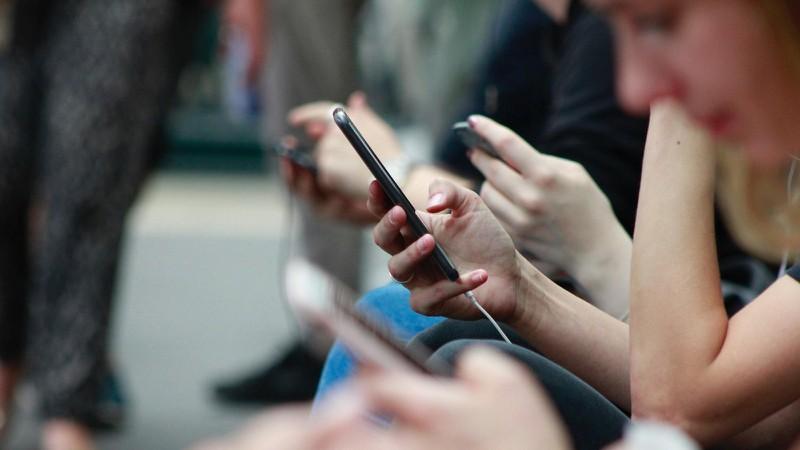 2. Tuyệt đối không dùng wifi công cộng trong các giao dịch trực tuyến. Wifi miễn phí có thể hữu ích và hấp dẫn, nhưng đây cũng là cơ hội tạo “bẫy” phổ biến của tin tặc nhằm đánh cắp thông tin người dùng.