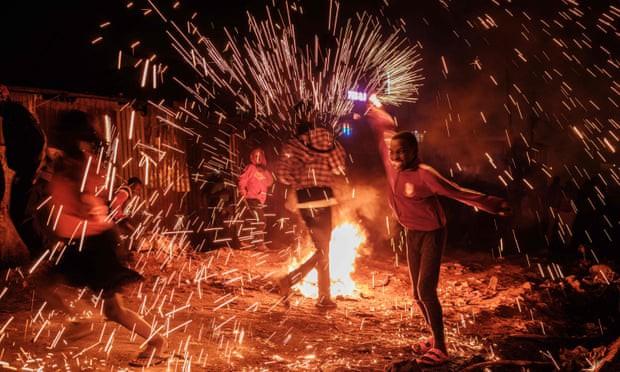 Trẻ em vui đùa với những ống pháo tự chế mừng Năm mới 2020 tại khu ổ chuột Kibera ở Nairobi, Kenya