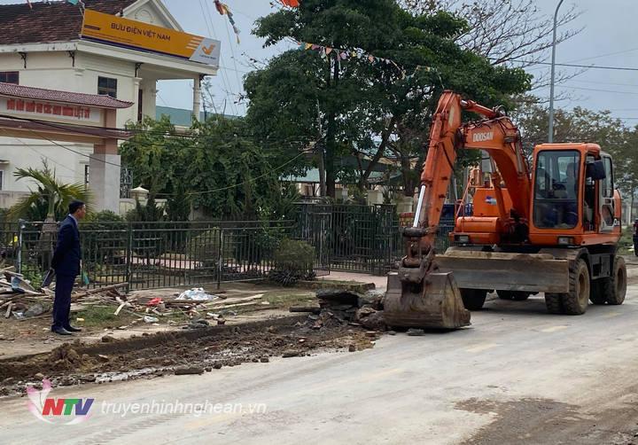 Phá bỏ bậc lên xuống mà người dân tự ý làm.