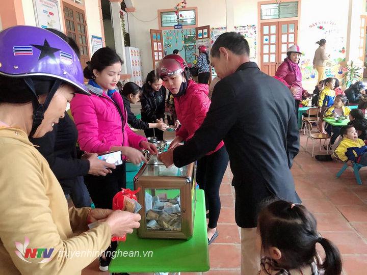 Ủng hộ chương trình từ thiện “bán xôi sáng tặng quà cho em”.