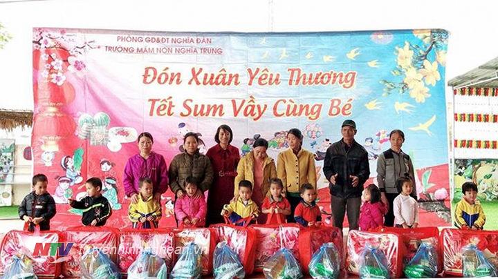 Trao quà cho học sinh có hoàn cảnh khó khăn.