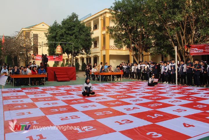 Đến câu hỏi thứ 7, gameshow chỉ còn lại 2 cô gái tiếp tục tranh tài.