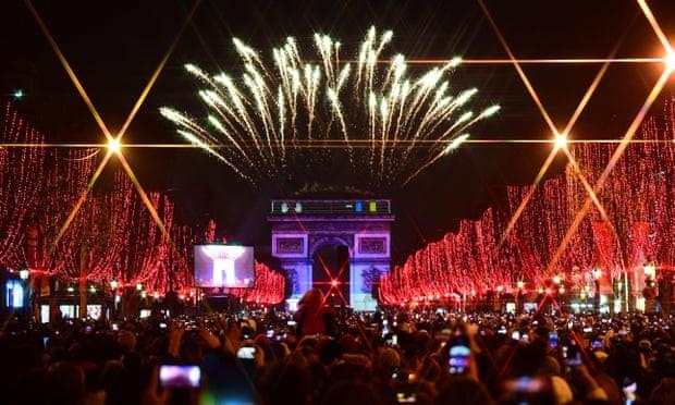 Biển người ở khu vực đại lộ Champs-Élysées (Pháp) để chiêm ngưỡng màn pháo hoa mừng năm mới.