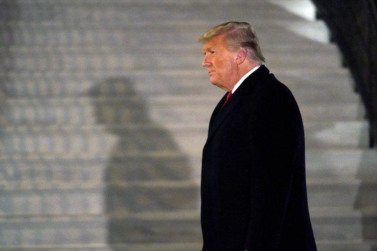 Tổng thống Donald Trump đến bãi cỏ phía nam của Nhà Trắng sau khi trở về từ Texas. Ảnh: AP