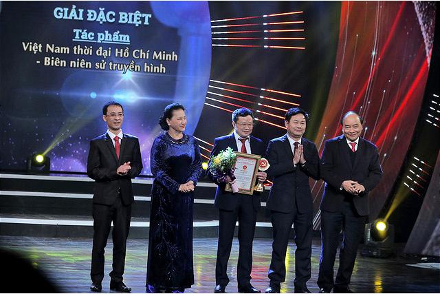 Thủ tướng Nguyễn Xuân Phúc và PG88 go Bắn cá Quốc hội Nguyễn Thị Kim Ngan trao Giải Đặc biệt cho nhóm tác giả đạt giải.