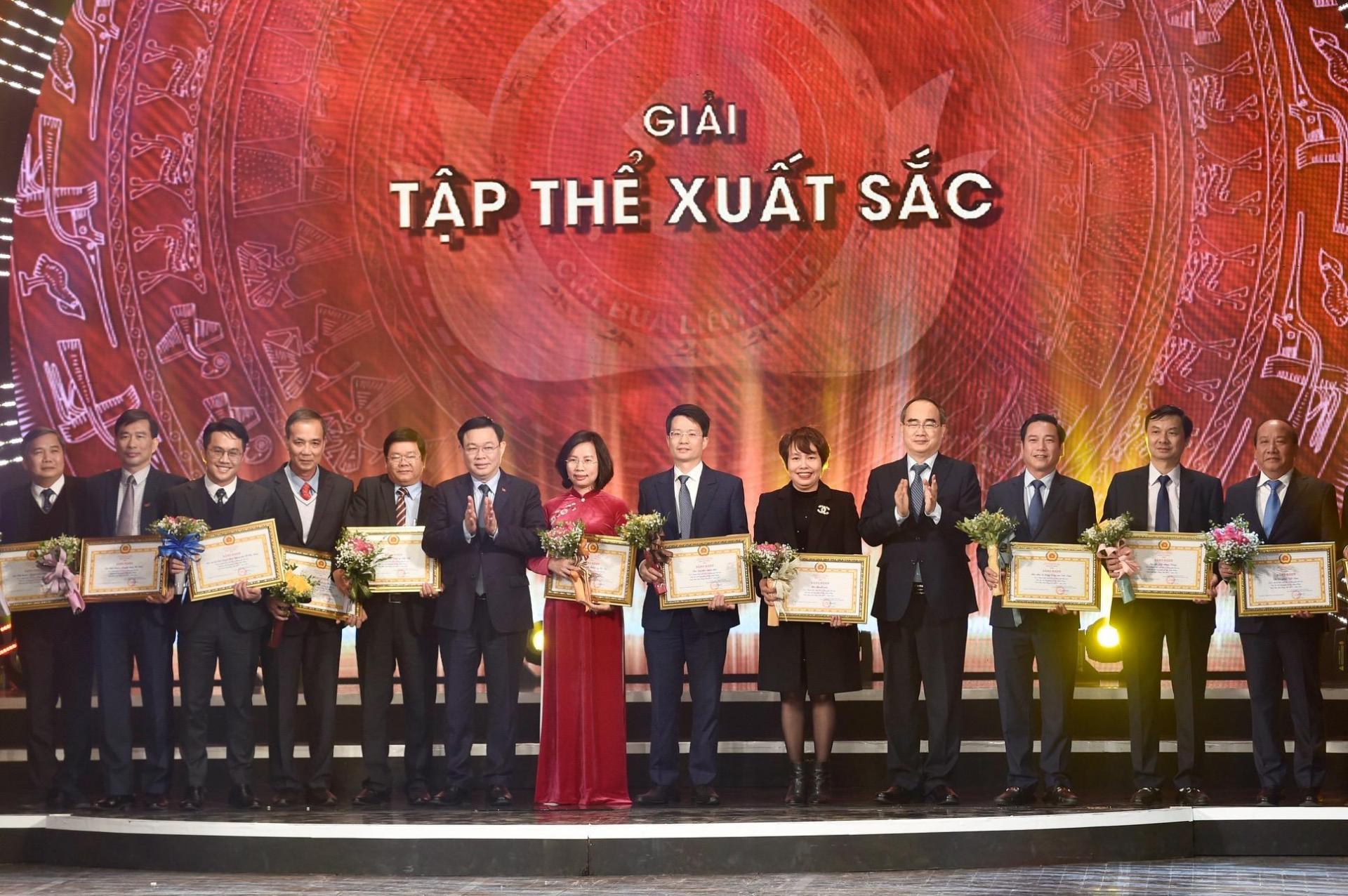 Các tác giả được trao giải Tập thể xuất sắc.