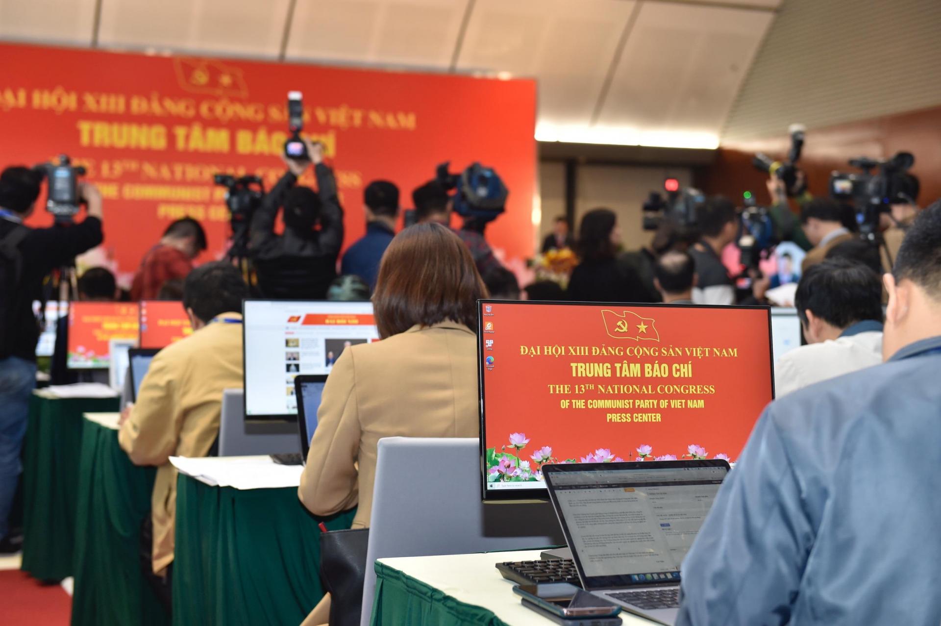 Trung tâm M.PG88 Tips trang bị toàn bộ máy tính để bàn có kết nối mạng để phục vụ và đáp ứng yêu cầu tác nghiệp của phóng viên trong nước và quốc tế.