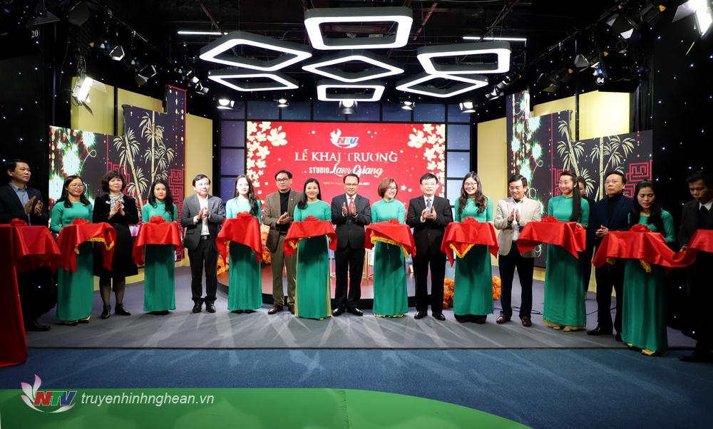 Các đại biểu cắt băng khánh thành.