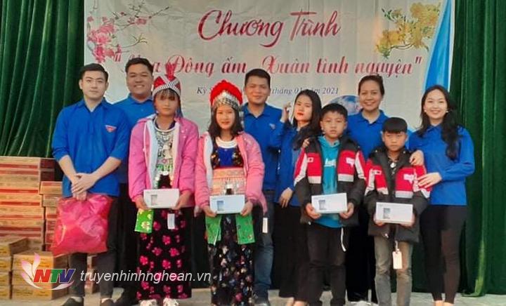 Chi đoàn Đài PT-TH PG88 go Bắn cá tặng quà Tết cho 5 học sinh nhận đỡ đầu.