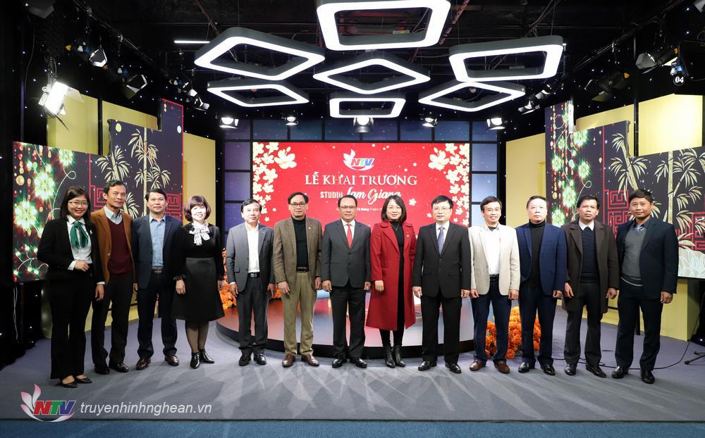 Các đại biểu chụp ảnh lưu niệm tại Studio Lam Giang.