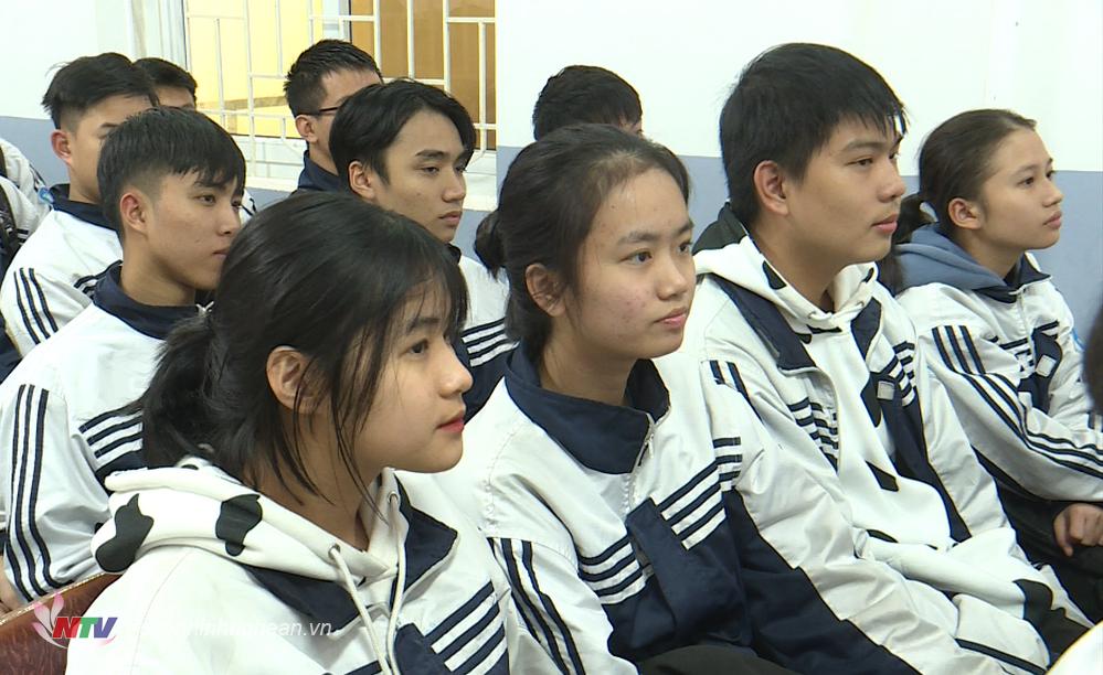Học sinh chăm chú theo dõi buổi tuyên truyền.